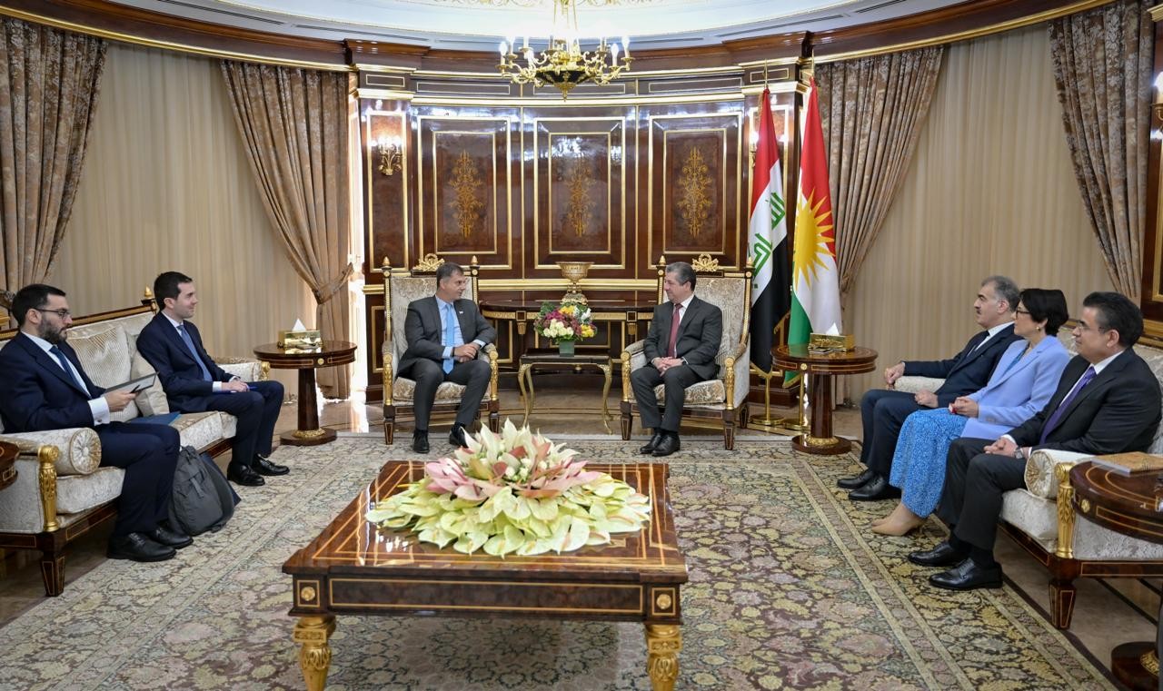 بارزاني ونائب وزير الخارجية اليوناني يبحثان تعزيز العلا استقبل رئيس حكومة إقليم كوردستان، مسرور بارزاني، اليومَ الأحد، السابع من حزيران (يونيو) 20