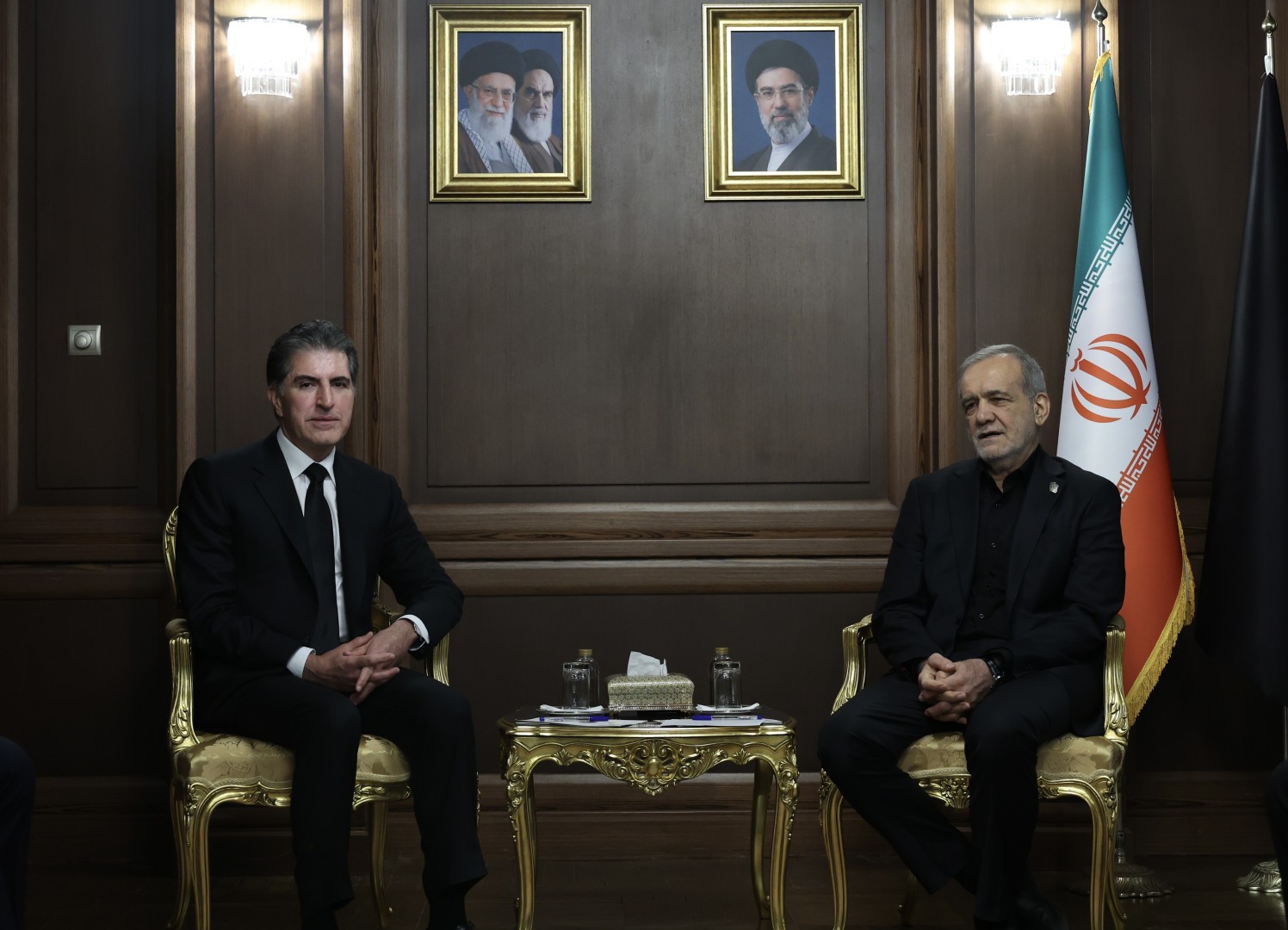 بارزاني وبزشكيان يبحثان في طهران تعزيز العلاقات وسبل تح استقبل رئيس الجمهورية الإسلامية الإيرانية، مسعود بزشكيان، قبل ظهر اليوم الجمعة، 3 تموز (يو
